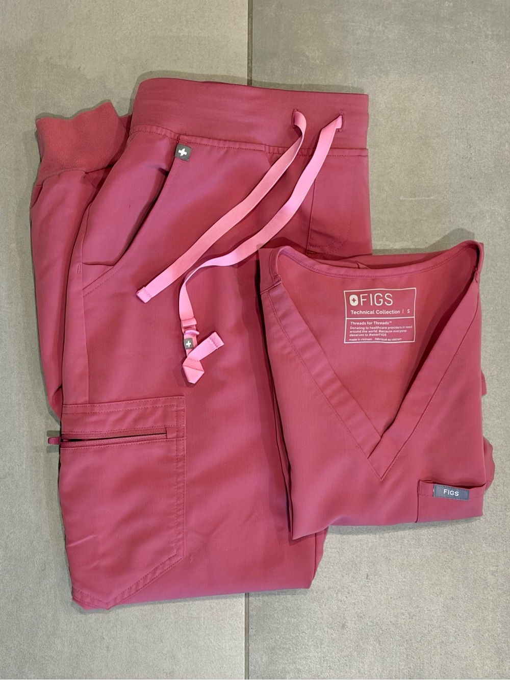 Figs BCA quartz pink scrub top and joggers set small